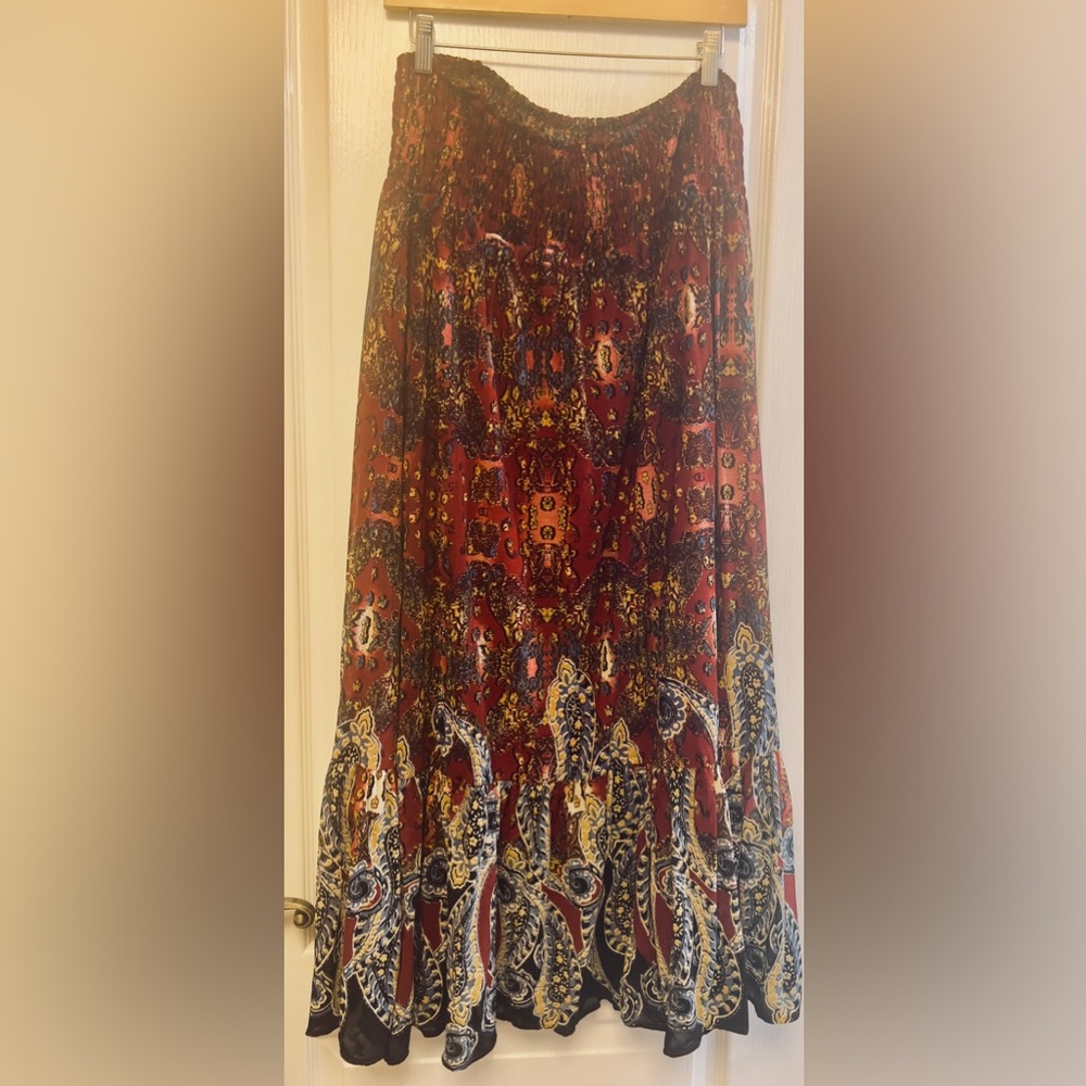 Caleoas red and blue, lined skirt with silver “tinsel” throughout. Size 2x